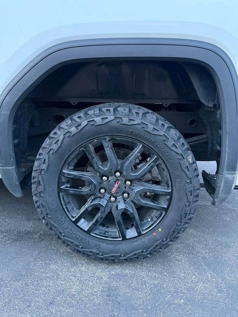 Llanta y rin nuevos recién montados y balanceados en una camioneta