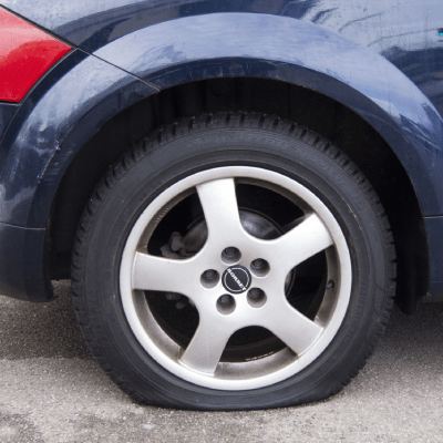 Llanta ponchada de un carro, lista para repararse