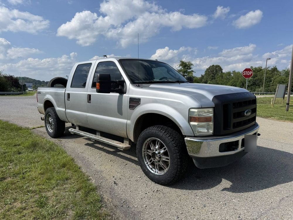 Camioneta Ford atendida a la orilla de la carretera por Llantera Móvil