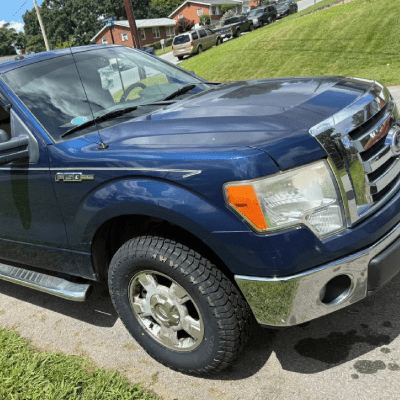 Camioneta F-150 recibiendo servicio de llantas a domicilio