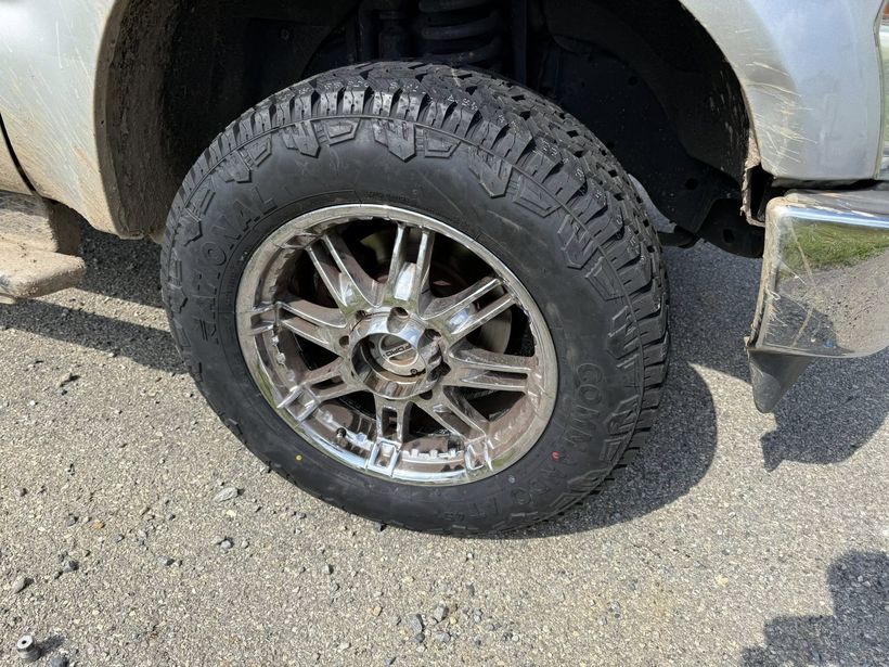 Rin cromado de una camioneta recién atendido