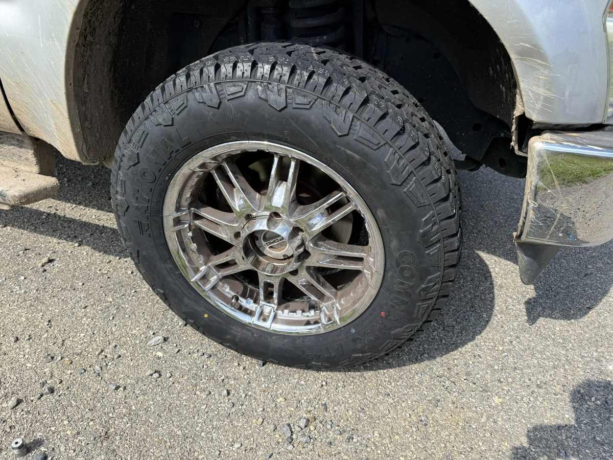 Rin y llanta de una F-250 atendidos por Llantera Móvil