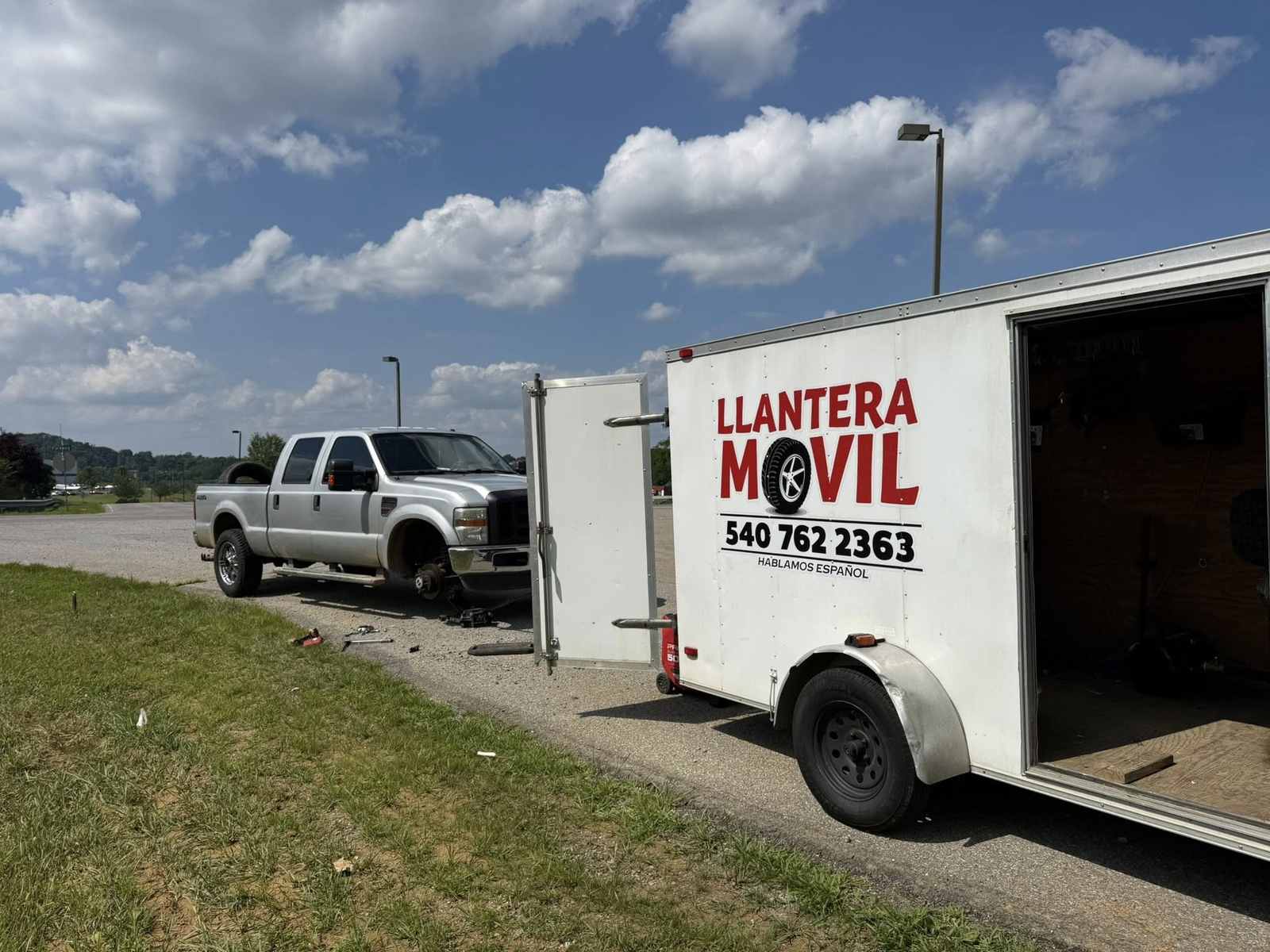 La unidad de Llantera Móvil trabajando a la orilla de la carretera en el Valle de Roanoke